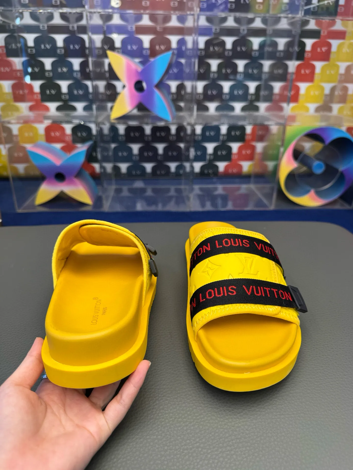 [L Home] P: 340💰Size: 38-45 Top purchasing lv men's summer slippers, classic presbyopia with soft real leather lining, unique color splicing effect, distinctive personality, fashionable and trendy essential style, light and comfortable. Lightweight and tough rubber insole, micro ridged foam outsole, super comfortable!